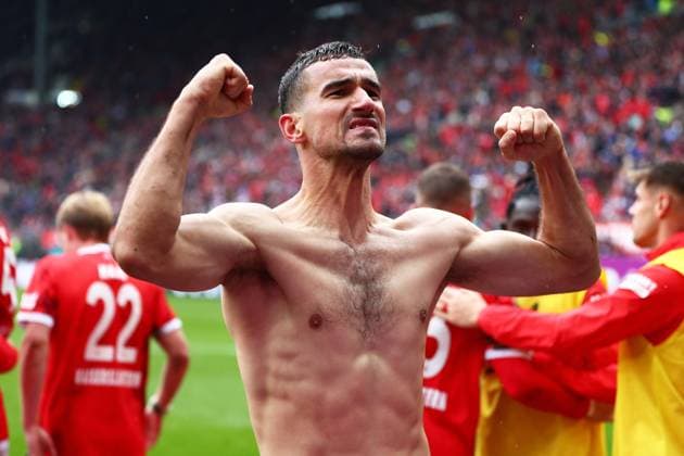 Sport Bilder des Tages 04.10.2025, xmohx, Fussball 2.Bundesliga, 1.FC Kaiserslautern - VfL Bochum v.l. Torjubel nach dem Tor zum celebrating the goal celebrate 2:1 durch Ivan Prtajin (1. FC Kaiserslautern) (DFL DFB REGULATIONS PROHIBIT ANY USE OF PHOTOGRAPHS as IMAGE SEQUENCES and or QUASI-VIDEO) Kaiserslautern