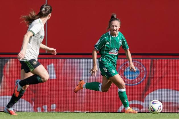 Maja Sternad (SV Werder Bremen, 11) am Ball, Einzelbild, Ganzkörper, Aktion, Action, Spielszene, DIE DFB-RICHTLINIEN UNTERSAGEN JEGLICHE NUTZUNG VON FOTOS ALS SEQUENZBILDER UND ODER VIDEOÄHNLICHE FOTOSTRECKEN. DFB REGULATIONS PROHIBIT ANY USE OF PHOTOGRAPHS AS IMAGE SEQUENCES AND OR QUASI-VIDEO., 04.10.2025, München (Deutschland), Fussball, Google Pixel Frauen-Bundesliga, FC Bayern München - SV Werder Bremen