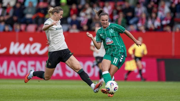 v.li.: Klara Bühl (FC Bayern München, 17) und Maja Sternad (SV Werder Bremen, 11) im Zweikampf, Duell, Dynamik, Aktion, Action, Spielszene, DIE DFB-RICHTLINIEN UNTERSAGEN JEGLICHE NUTZUNG VON FOTOS ALS SEQUENZBILDER UND ODER VIDEOÄHNLICHE FOTOSTRECKEN. DFB REGULATIONS PROHIBIT ANY USE OF PHOTOGRAPHS AS IMAGE SEQUENCES AND OR QUASI-VIDEO., 04.10.2025, München (Deutschland), Fussball, Google Pixel Frauen-Bundesliga, FC Bayern München - SV Werder Bremen
