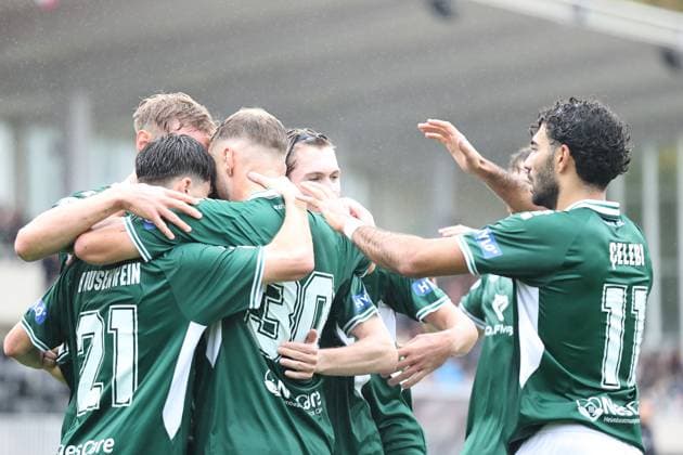04.10.2025, Fussball, Herren, 10. Spieltag 3. Liga Saison 2025 2026: FC Schweinfurt 05 - SC Verl Schweinfurt feiert das 1:0 durch Jakob Tranziska (FC Schweinfurt 05, 17)