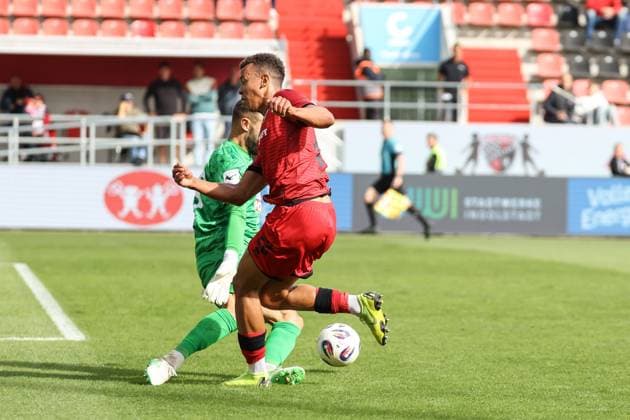 3. Liga; FC Ingolstadt 04 - SSV Ulm; Torchance verpasst Marcel Costly (22, FCI) Ortag Christian (39 Ulm) stört und hält 3. Liga - FC Ingolstadt 04 Saison 2025 2026 SSV Ulm