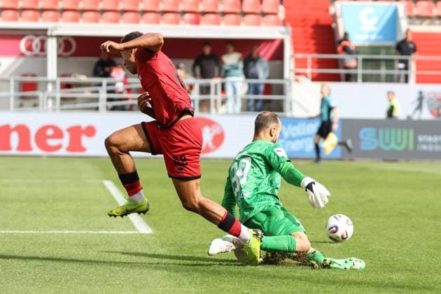 3. Liga; FC Ingolstadt 04 - SSV Ulm; Torchance verpasst Marcel Costly (22, FCI) Ortag Christian (39 Ulm) stört und hält 3. Liga - FC Ingolstadt 04 Saison 2025 2026 SSV Ulm