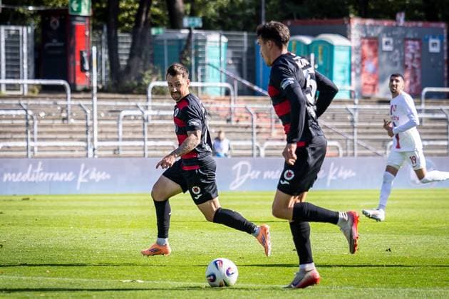 3. Liga: FC Viktoria Köln - TSV Havelse, 04.10.2025 Leonhard Münst (Viktoria Köln, 5) auf Simon Handle (Viktoria Köln, 7) ; Köln, 4.10.2025, 10. Spieltag der 3. Fußball-Liga, FC Viktoria Köln - TSV Havelse im Sportpark Hoehenberg in Köln. Die DFL-Bestimmungen verbieten die Verwendung von Fotografien als Bildsequenzen und oder Quasi-Videos. Copyright: xBEAUTIFULxSPORTS LeahxKohringx