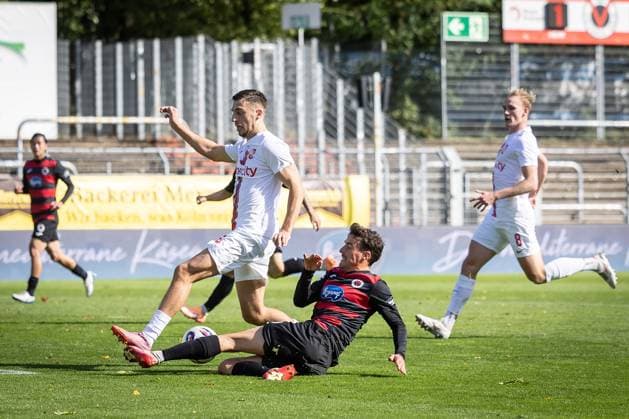 3. Liga: FC Viktoria Köln - TSV Havelse, 04.10.2025 Besfort Kolgeci (TSV Havelse, 4) gegen Leonhard Münst (Viktoria Köln, 5) ; Köln, 4.10.2025, 10. Spieltag der 3. Fußball-Liga, FC Viktoria Köln - TSV Havelse im Sportpark Hoehenberg in Köln. Die DFL-Bestimmungen verbieten die Verwendung von Fotografien als Bildsequenzen und oder Quasi-Videos. Copyright: xBEAUTIFULxSPORTS LeahxKohringx