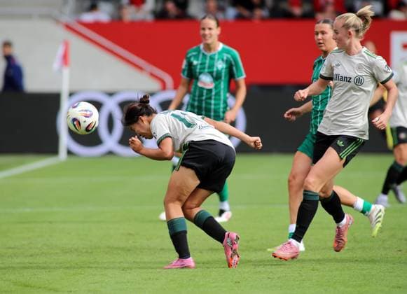 Fussball, Frauen, Google Pixel Frauen Bundesliga, 22.Spieltag, Saison 2025 2026, FC Bayern München - SV Werder Bremen, Campus Momoko Tanikawa (FC Bayern München) mit einer grossen Torchance per Kopfball