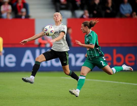 Fussball, Frauen, Google Pixel Frauen Bundesliga, 22.Spieltag, Saison 2025 2026, FC Bayern München - SV Werder Bremen, Campus Pernille Harder (FC Bayern München) springt in einen Ball um diesen Anzunehmen, Angriff