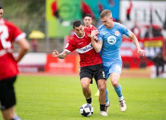 Denis Latifovic, (TSG Balingen, 09) am Ball gegen Noel Knothe, (Kickers Offenbach 13), TSG Balingen vs. Kickers Offenbach, Fussball, Regionalliga Suedwest, 11. Spieltag, Saison 2025 2026, 04.10.2025, Eibner-Pressefoto Andreas Ulmer TSG Balingen vs. Kickers Offenbach, Fussball, Regionalliga Suedwest, 11. Spieltag, Saison 2025 2026, 04.10.2025, Balingen Copyright: xEibner-Pressefoto AndreasxUlmerx EP_AUR
