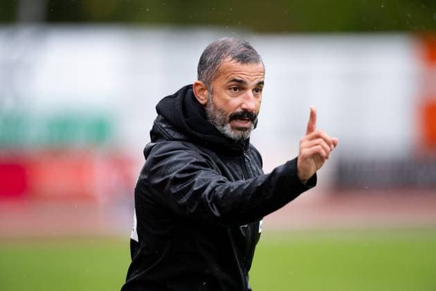 Murat Isik, (TSG Balingen, Trainer) gibt Anweisungen TSG Balingen vs. Kickers Offenbach, Fussball, Regionalliga Suedwest, 11. Spieltag, Saison 2025 2026, 04.10.2025, Eibner-Pressefoto Andreas Ulmer TSG Balingen vs. Kickers Offenbach, Fussball, Regionalliga Suedwest, 11. Spieltag, Saison 2025 2026, 04.10.2025, Balingen Copyright: xEibner-Pressefoto AndreasxUlmerx EP_AUR