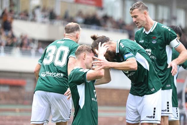 04.10.2025, Fussball, Herren, 10. Spieltag 3. Liga Saison 2025 2026: FC Schweinfurt 05 - SC Verl Von links: Torschütze Jakob Tranziska (FC Schweinfurt 05, 17) und Kristian Böhnlein (FC Schweinfurt 05, 13) feiern das 1:0, Emotion