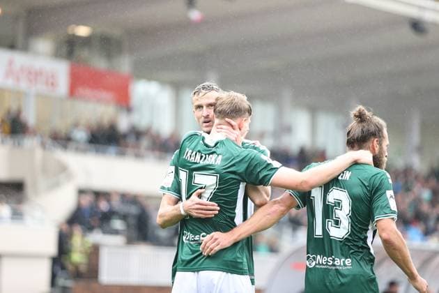 04.10.2025, Fussball, Herren, 10. Spieltag 3. Liga Saison 2025 2026: FC Schweinfurt 05 - SC Verl Von links: Kapitän Thomas Meißner (FC Schweinfurt 05, 08), Torschütze Jakob Tranziska (FC Schweinfurt 05, 17) und Kristian Böhnlein (FC Schweinfurt 05, 13) feiern das 1:0