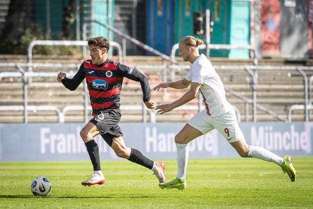 3. Liga: FC Viktoria Köln - TSV Havelse, 04.10.2025 Leonhard Münst (Viktoria Köln, 5) gegen Lorenzo Paldino (TSV Havelse, 9) ; Köln, 4.10.2025, 10. Spieltag der 3. Fußball-Liga, FC Viktoria Köln - TSV Havelse im Sportpark Hoehenberg in Köln. Die DFL-Bestimmungen verbieten die Verwendung von Fotografien als Bildsequenzen und oder Quasi-Videos. Copyright: xBEAUTIFULxSPORTS LeahxKohringx