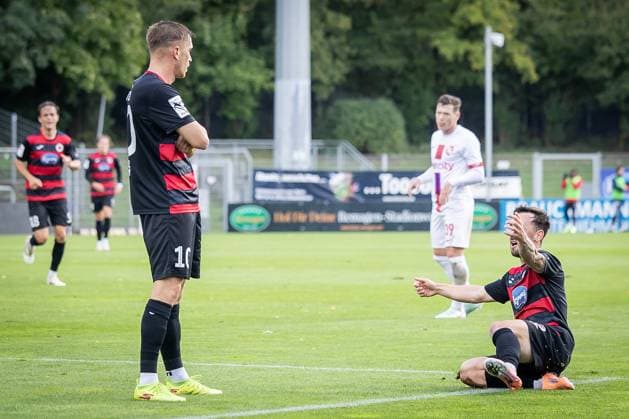 3. Liga: FC Viktoria Köln - TSV Havelse, 04.10.2025 David Otto (Viktoria Köln, 10) und Simon Handle (Viktoria Köln, 7) jubeln zusammen ; Köln, 4.10.2025, 10. Spieltag der 3. Fußball-Liga, FC Viktoria Köln - TSV Havelse im Sportpark Hoehenberg in Köln. Die DFL-Bestimmungen verbieten die Verwendung von Fotografien als Bildsequenzen und oder Quasi-Videos. Copyright: xBEAUTIFULxSPORTS LeahxKohringx