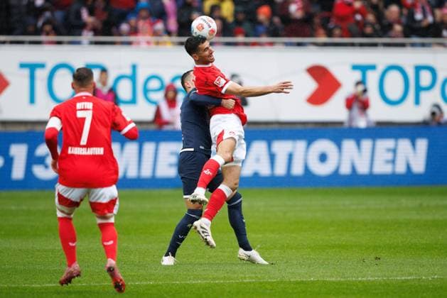 Ivan Prtajin (1.FC Kaiserslautern) im Kopfballduell mit Erhan Masovic (VfL Bochum), 1. FC Kaiserslautern vs VFL Bochum Fussball, 2. Bundesliga, 8.Spieltag, Saison 2025 2026, 04.10.2025 1. FC Kaiserslautern vs VFL Bochum Fussball, 2. Bundesliga, 8.Spieltag, Saison 2025 2026, 04.10.2025