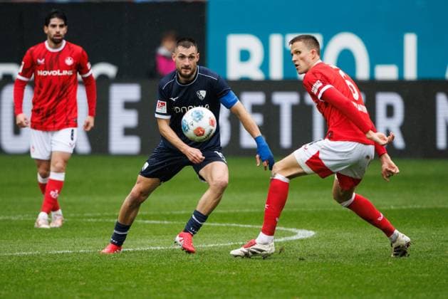 Matus Bero (VfL Bochum) im Zweikampf mit Fabian Kunze (1.FC Kaiserslautern) 1. FC Kaiserslautern vs VFL Bochum Fussball, 2. Bundesliga, 8.Spieltag, Saison 2025 2026, 04.10.2025 1. FC Kaiserslautern vs VFL Bochum Fussball, 2. Bundesliga, 8.Spieltag, Saison 2025 2026, 04.10.2025