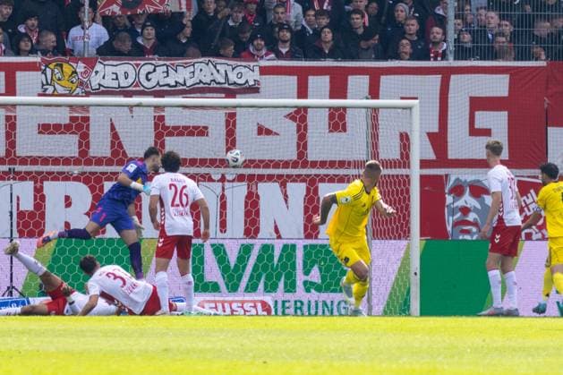 04.10.2025, Fussball, GER, Saison, 3.Liga, Saision 2025 2026, 10. Spieltag, SSV Jahn Regensburg - 1. FC Saarbrücken Kai Brünker (Saarbrücken) erzielt das 1:0 DFL REGULATIONS PROHIBIT ANY USE OF PHOTOGRAPHS AS IMAGE SEQUENCES AND OR QUASI-VIDEO.