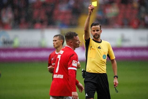 Marlon Ritter (1.FC Kaiserslautern) bekommt die gelbe Karte von Schiedsrichter Michael Bacher (Rosenheim), 1. FC Kaiserslautern vs VFL Bochum Fussball, 2. Bundesliga, 8.Spieltag, Saison 2025 2026, 04.10.2025 1. FC Kaiserslautern vs VFL Bochum Fussball, 2. Bundesliga, 8.Spieltag, Saison 2025 2026, 04.10.2025