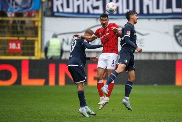 Ivan Prtajin (1.FC Kaiserslautern) im Kopfballduell mit Leandro Morgalla (VfL Bochum) und Kacper Koscierski (VfL Bochum), 1. FC Kaiserslautern vs VFL Bochum Fussball, 2. Bundesliga, 8.Spieltag, Saison 2025 2026, 04.10.2025 1. FC Kaiserslautern vs VFL Bochum Fussball, 2. Bundesliga, 8.Spieltag, Saison 2025 2026, 04.10.2025
