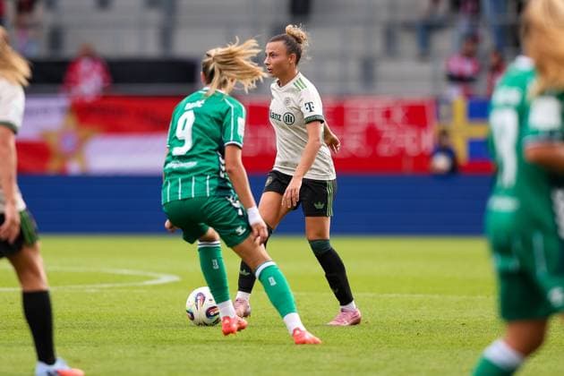 Arianna Caruso (FC Bayern Muenchen, 27) mit Ball, mit Medina Desic (SV Werder Bremen, 09), GER, FC Bayern Muenchen vs. SV Werder Bremen, Fussball, Google Pixel Frauen-Bundesliga, 5. Spieltag, Saison 2025 2026, 04.10.2025, DFL DFB REGULATIONS PROHIBIT ANY USE OF PHOTOGRAPHS as IMAGE SEQUENCES and or QUASI-VIDEO, GER, FC Bayern Muenchen vs. SV Werder Bremen, Fussball, Google Pixel Frauen-Bundesliga, 5. Spieltag, Saison 2025 2026, 04.10.2025 Muenchen Copyright: xEibner-Pressefoto JennixMaulx EP_JML