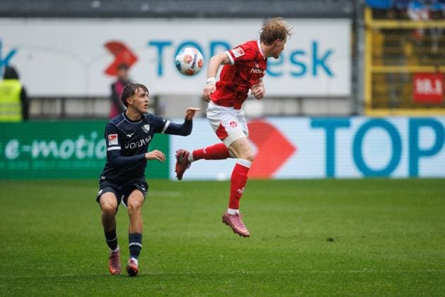 Kacper Koscierski (VfL Bochum) im Zweikampf mit Mika Haas (1.FC Kaiserslautern), 1. FC Kaiserslautern vs VFL Bochum Fussball, 2. Bundesliga, 8.Spieltag, Saison 2025 2026, 04.10.2025 1. FC Kaiserslautern vs VFL Bochum Fussball, 2. Bundesliga, 8.Spieltag, Saison 2025 2026, 04.10.2025