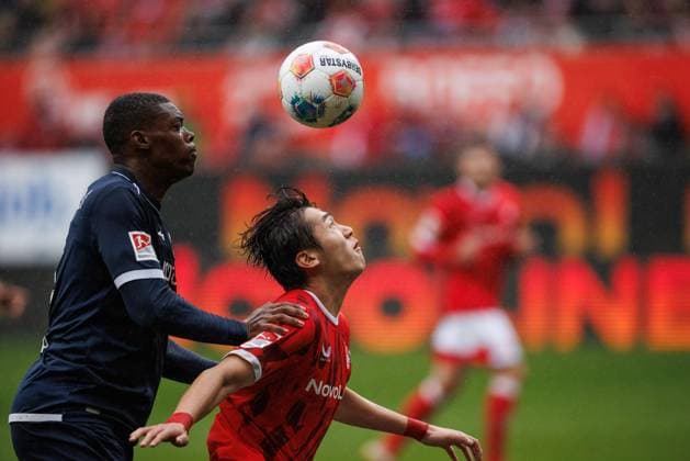 Jisoo Kim (1.FC Kaiserslautern) im Zweikampf mit Mathis Clairicia (VfL Bochum), 1. FC Kaiserslautern vs VFL Bochum Fussball, 2. Bundesliga, 8.Spieltag, Saison 2025 2026, 04.10.2025 1. FC Kaiserslautern vs VFL Bochum Fussball, 2. Bundesliga, 8.Spieltag, Saison 2025 2026, 04.10.2025