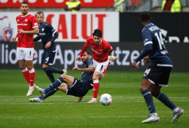 Semi Sahin (1.FC Kaiserslautern) im Zweikampf mit Gerrit Holtmann (VfL Bochum), 1. FC Kaiserslautern vs VFL Bochum Fussball, 2. Bundesliga, 8.Spieltag, Saison 2025 2026, 04.10.2025 1. FC Kaiserslautern vs VFL Bochum Fussball, 2. Bundesliga, 8.Spieltag, Saison 2025 2026, 04.10.2025