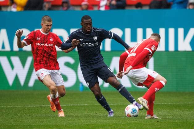 Mathis Clairicia (VfL Bochum) im Zweikampf mit Paul Joly (1.FC Kaiserslautern) und Luca Sirch (1.FC Kaiserslautern), 1. FC Kaiserslautern vs VFL Bochum Fussball, 2. Bundesliga, 8.Spieltag, Saison 2025 2026, 04.10.2025 1. FC Kaiserslautern vs VFL Bochum Fussball, 2. Bundesliga, 8.Spieltag, Saison 2025 2026, 04.10.2025