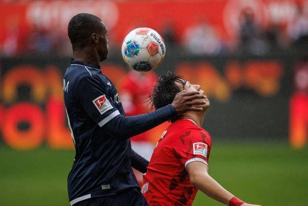 Jisoo Kim (1.FC Kaiserslautern) im Zweikampf mit Mathis Clairicia (VfL Bochum), 1. FC Kaiserslautern vs VFL Bochum Fussball, 2. Bundesliga, 8.Spieltag, Saison 2025 2026, 04.10.2025 1. FC Kaiserslautern vs VFL Bochum Fussball, 2. Bundesliga, 8.Spieltag, Saison 2025 2026, 04.10.2025