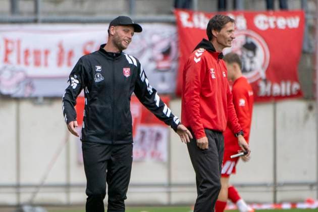 Regionalliga Nordost -Saison 25 26 Hallescher FC vs. ZFC Meuselwitz Halle, Deutschland 04.Oktober 2025: Im Bild:v.li.Trainer Robert Schröder Schroeder (Halle) und Trainer Georg-Martin Leopold (Meuselwitz) Halle Saale Leuna Chemie Stadion Sachsen-Anhalt Deutschland