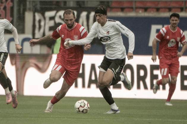 Regionalliga Nordost -Saison 25 26 Hallescher FC vs. ZFC Meuselwitz Halle, Deutschland 04.Oktober 2025: Im Bild:v. li. im Zweikampf Fatlum Elezi (Halle) und Elias Ndukwe Oke(Meuselwitz) Halle Saale Leuna Chemie Stadion Sachsen-Anhalt Deutschland