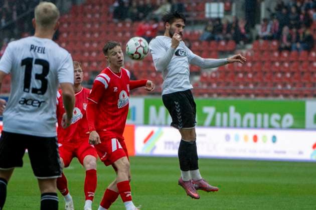 Regionalliga Nordost -Saison 25 26 Hallescher FC vs. ZFC Meuselwitz Halle, Deutschland 04.Oktober 2025: Im Bild:v.li.Juien Dammelang (Halle) und Andy Trübenbach Truebenbach (Meuselwitz) Halle Saale Leuna Chemie Stadion Sachsen-Anhalt Deutschland