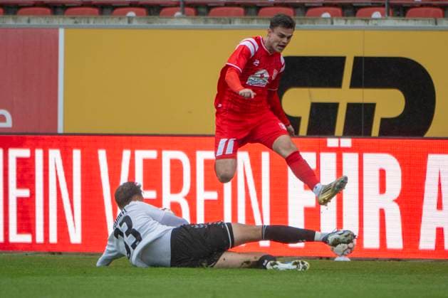 Regionalliga Nordost -Saison 25 26 Hallescher FC vs. ZFC Meuselwitz Halle, Deutschland 04.Oktober 2025: Im Bild:v. li. im Zweikampf Leon Schmökel Schmoekel (Meuselwitz) und Fabrice Hartmann (Halle) Halle Saale Leuna Chemie Stadion Sachsen-Anhalt Deutschland