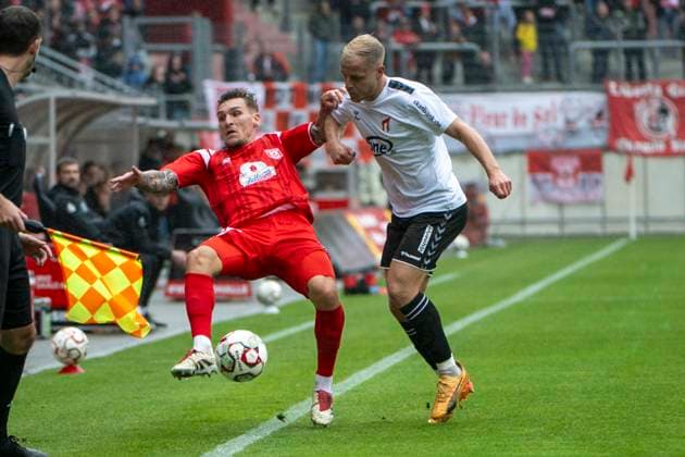 Regionalliga Nordost -Saison 25 26 Hallescher FC vs. ZFC Meuselwitz Halle, Deutschland 04.Oktober 2025: Im Bild:v. li. im Zweikampf Niclas Stierlin (Halle) und David Pfeil (Meuselwitz) Halle Saale Leuna Chemie Stadion Sachsen-Anhalt Deutschland