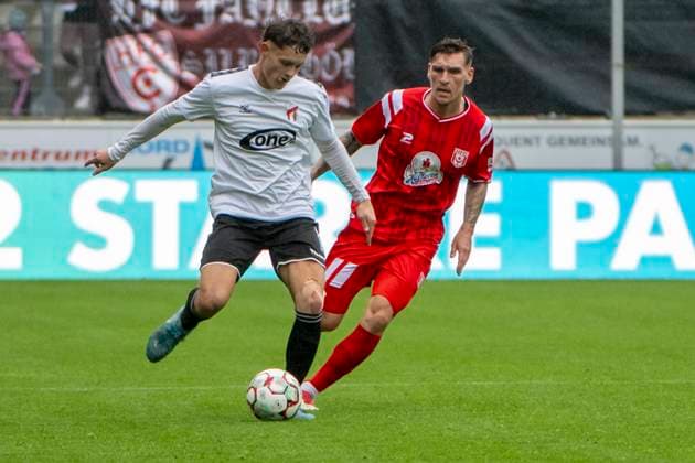 Regionalliga Nordost -Saison 25 26 Hallescher FC vs. ZFC Meuselwitz Halle, Deutschland 04.Oktober 2025: Im Bild:v.li.Ben Keßler Kessler (Meuselwitz) und Niclas Stierlin (Halle) Halle Saale Leuna Chemie Stadion Sachsen-Anhalt Deutschland