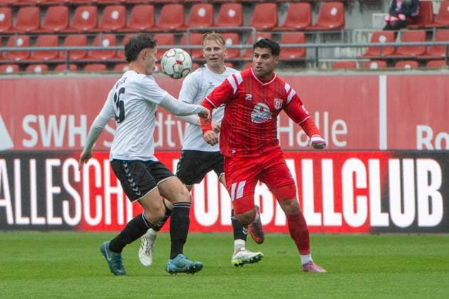Regionalliga Nordost -Saison 25 26 Hallescher FC vs. ZFC Meuselwitz Halle, Deutschland 04.Oktober 2025: Im Bild:v.li.Ben Keßler Kessler (Meuselwitz) und Malek Fakhro (Halle) Halle Saale Leuna Chemie Stadion Sachsen-Anhalt Deutschland