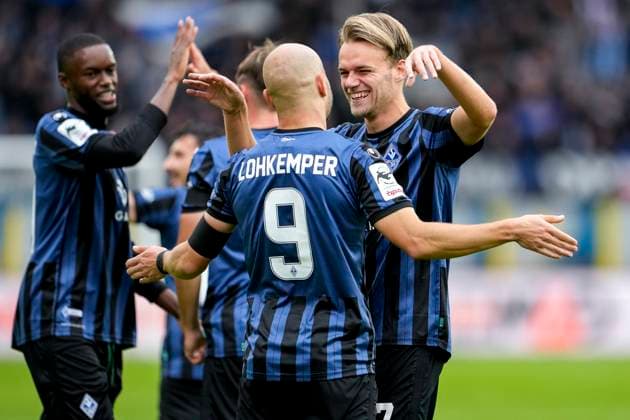 v.li.: Adama Diakhaby (SVWM, 27), Sascha Voelcke (SVWM, 2), Torschütze Felix Lohkemper (SVWM, 9), Nicklas Shipnoski (SVWM, 7), Spieler vom SV Waldhof Mannheim (SVWM), jubeln über das Tor zum 1:0, Jubel, Torjubel, Torerfolg, celebrate the goal, goal, celebration, jubelt ueber das Tor, Freuen, Freude, freut sich, optimistisch, positiv, Spielszene, Highlight, Action, Aktion, 04.10.2025, Mannheim (Deutschland), Fussball, 3. Liga, SV Waldhof Mannheim - VfL Osnabrück, DFB DFL REGULATIONS PROHIBIT ANY USE OF PHOTOGRAPHS AS IMAGE SEQUENCES AND OR QUASI-VIDEO.