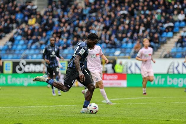 Kennedy Okpala (SV Waldhof Mannheim, 32) mit dem Schuss auf das Tor beim SV Waldhof Mannheim - VfL Osnabrueck am 04.10.25 in Carl Benz Stadion, Mannheim xamx Foto: Alfio Marino