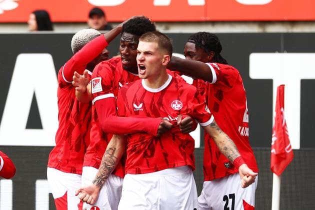 04.10.2025, xmohx, Fussball 2.Bundesliga, 1.FC Kaiserslautern - VfL Bochum v.l. Torjubel nach dem Tor zum celebrating the goal celebrate 3:1 durch Paul Joly (1. FC Kaiserslautern) (DFL DFB REGULATIONS PROHIBIT ANY USE OF PHOTOGRAPHS as IMAGE SEQUENCES and or QUASI-VIDEO) Kaiserslautern