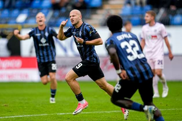 v.li.: Janne Sietan (SVWM, 22), Torschütze Felix Lohkemper (SVWM, 9), Kennedy Onyedika Okpala (SVWM, 32), Spieler vom SV Waldhof Mannheim (SVWM), jubeln über das Tor zum 1:0, Jubel, Torjubel, Torerfolg, celebrate the goal, goal, celebration, jubelt ueber das Tor, Freuen, Freude, freut sich, optimistisch, positiv, Spielszene, Highlight, Action, Aktion, 04.10.2025, Mannheim (Deutschland), Fussball, 3. Liga, SV Waldhof Mannheim - VfL Osnabrück, DFB DFL REGULATIONS PROHIBIT ANY USE OF PHOTOGRAPHS AS IMAGE SEQUENCES AND OR QUASI-VIDEO.