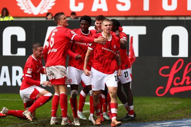 04.10.2025, xmohx, Fussball 2.Bundesliga, 1.FC Kaiserslautern - VfL Bochum v.l. Torjubel nach dem Tor zum celebrating the goal celebrate 3:1 durch Paul Joly (1. FC Kaiserslautern) (DFL DFB REGULATIONS PROHIBIT ANY USE OF PHOTOGRAPHS as IMAGE SEQUENCES and or QUASI-VIDEO) Kaiserslautern