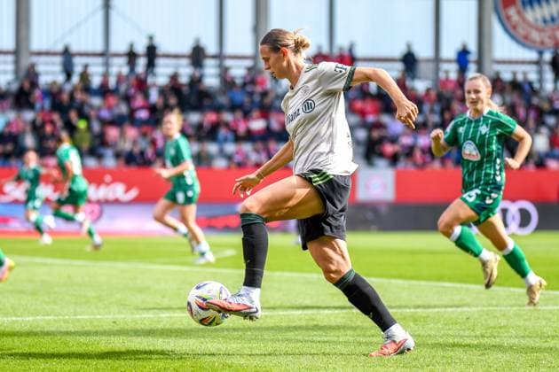 Klara Bühl (17 FC Bayern) in Aktion beim Google Pixel Frauen Bundesligaspiel FC Bayern München - SV Werder Bremen am 04.10.2025. München FC Bayern Campus Bayern Deutschland