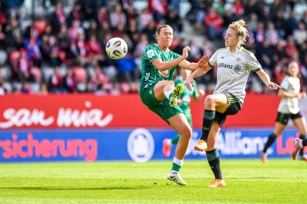 Carolin Simon (30 FC Bayern) in Aktion beim Google Pixel Frauen Bundesligaspiel FC Bayern München - SV Werder Bremen am 04.10.2025. München FC Bayern Campus Bayern Deutschland