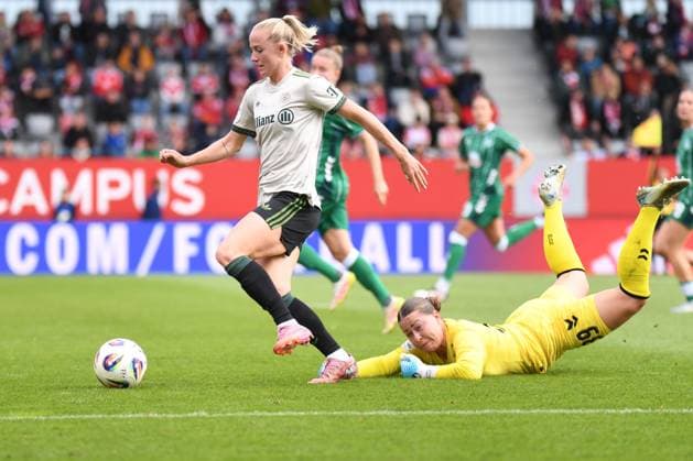 Lea Schüller (11 Bayern) und Mariella El Sherif (39 Bremen) in Aktion beim Google Pixel Frauen Bundesligaspiel FC Bayern München - SV Werder Bremen am 04.10.2025. München FC Bayern Campus Bayern Deutschland