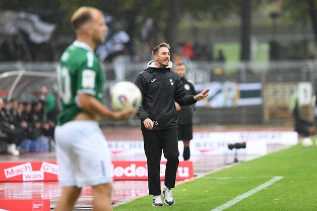 -1.FC Schweinfurt 05 vs. SC Verl, Sachs-Stadion Football, 3. Liga -1.FC Schweinfurt 05 vs. SC Verl 4 Oct 2025 Sachs-Stadion , Schweinfurt, Germany Image: Trainer Tobias Strobl (SC Verl) in the coaching zone. DFL REGULATIONS PROHIBIT ANY USE OF PHOTOGRAPHS AS IMAGE SEQUENCES AND OR QUASI-VIDEO Schweinfurt Sachs-Stadion Bayern Germany Copyright: xPresseFotoxEvansx