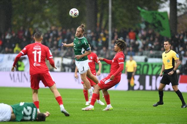 -1.FC Schweinfurt 05 vs. SC Verl, Sachs-Stadion Football, 3. Liga -1.FC Schweinfurt 05 vs. SC Verl 4 Oct 2025 Sachs-Stadion , Schweinfurt, Germany Image: Kristian Böhnlein (Schweinfurt) in action against Joshua Chima Eve (SC Verl). DFL REGULATIONS PROHIBIT ANY USE OF PHOTOGRAPHS AS IMAGE SEQUENCES AND OR QUASI-VIDEO Schweinfurt Sachs-Stadion Bayern Germany Copyright: xPresseFotoxEvansx