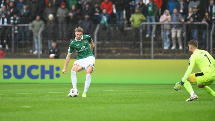 -1.FC Schweinfurt 05 vs. SC Verl, Sachs-Stadion Football, 3. Liga -1.FC Schweinfurt 05 vs. SC Verl 4 Oct 2025 Sachs-Stadion , Schweinfurt, Germany Image: Jakob Tranziska (Schweinfurt) with a shot on goal; GK Philipp Schulze (SC Verl). DFL REGULATIONS PROHIBIT ANY USE OF PHOTOGRAPHS AS IMAGE SEQUENCES AND OR QUASI-VIDEO Schweinfurt Sachs-Stadion Bayern Germany Copyright: xPresseFotoxEvansx