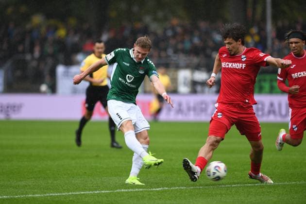 -1.FC Schweinfurt 05 vs. SC Verl, Sachs-Stadion Football, 3. Liga -1.FC Schweinfurt 05 vs. SC Verl 4 Oct 2025 Sachs-Stadion , Schweinfurt, Germany Image: Jakob Tranziska (Schweinfurt) with a shot on goal. DFL REGULATIONS PROHIBIT ANY USE OF PHOTOGRAPHS AS IMAGE SEQUENCES AND OR QUASI-VIDEO Schweinfurt Sachs-Stadion Bayern Germany Copyright: xPresseFotoxEvansx
