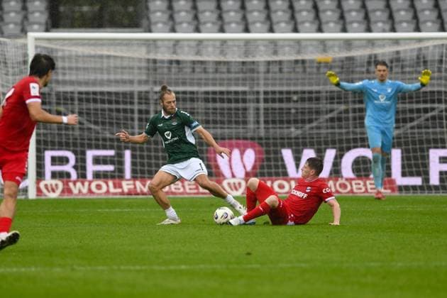 -1.FC Schweinfurt 05 vs. SC Verl, Sachs-Stadion Football, 3. Liga -1.FC Schweinfurt 05 vs. SC Verl 4 Oct 2025 Sachs-Stadion , Schweinfurt, Germany Image: Kristian Böhnlein (Schweinfurt) in action. DFL REGULATIONS PROHIBIT ANY USE OF PHOTOGRAPHS AS IMAGE SEQUENCES AND OR QUASI-VIDEO Schweinfurt Sachs-Stadion Bayern Germany Copyright: xPresseFotoxEvansx
