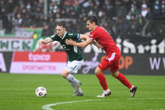 -1.FC Schweinfurt 05 vs. SC Verl, Sachs-Stadion Football, 3. Liga -1.FC Schweinfurt 05 vs. SC Verl 4 Oct 2025 Sachs-Stadion , Schweinfurt, Germany Image: Joshua Endres (Schweinfurt) in action against Martin Ens (SC Verl). DFL REGULATIONS PROHIBIT ANY USE OF PHOTOGRAPHS AS IMAGE SEQUENCES AND OR QUASI-VIDEO Schweinfurt Sachs-Stadion Bayern Germany Copyright: xPresseFotoxEvansx