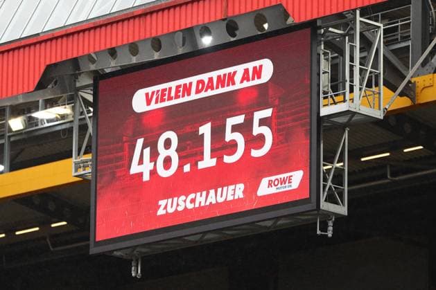 04.10.2025, xmohx, Fussball 2.Bundesliga, 1.FC Kaiserslautern - VfL Bochum v.l. Zuschauerzahl auf der Anzeigetafel (DFL DFB REGULATIONS PROHIBIT ANY USE OF PHOTOGRAPHS as IMAGE SEQUENCES and or QUASI-VIDEO) Kaiserslautern