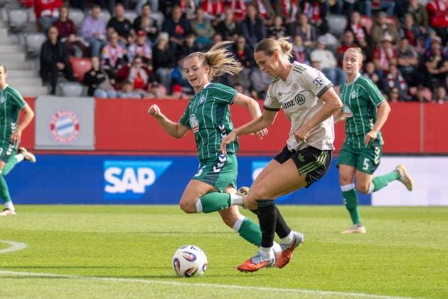Klara Buehl 17 (FC Bayern Muenchen Frauen) im Zweikampf mit Michelle Weiss 15 (SV Werder Bremen), FC Bayern Frauen Muenchen - SV Werder Bremen, Google Pixel Frauenbundesliga, 5. Spieltag, 04.10.25 DFB regulations prohibit any use of photographs as image sequences and or quasi-video. (kolbert-press) Muenchen Bayern Deutschland